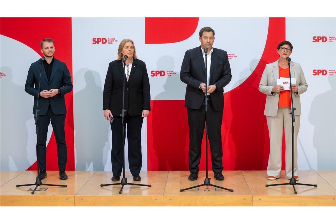 Bas rückt an SPD-Spitze - Neuer Generalsekretär Neue erste Reihe bei der SPD: Tim Klüssendorf, Bärbel Bas und Lars Klingbeil. Die außen stehende Co-Parteichefin Saskia Esken tritt nicht mehr an.