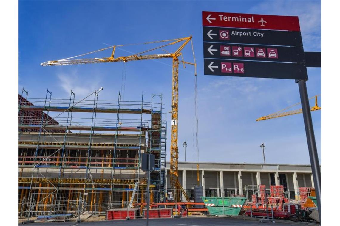 Neue Gebäude werden am Nord-Pier des Hauptstadtflughafens Berlin Brandenburg Willy Brandt (BER) gebaut. Foto: Patrick Pleul