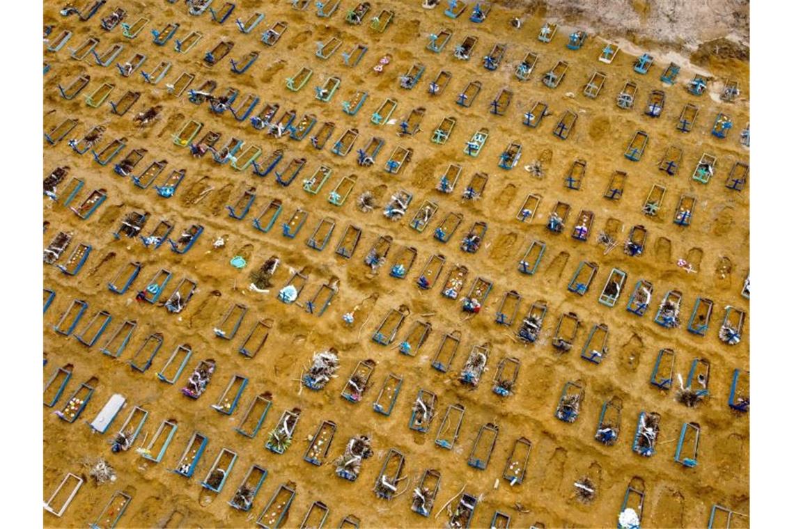 Im Auge des Sturms: Corona-Pandemie wütet in Lateinamerika Neue Gräber auf dem Friedhof „Nossa Senhora Aparecida“ in Manaus, Brasilien. Foto: Alex Pazuello/Semcom/Prefeitura Manaus/dpa