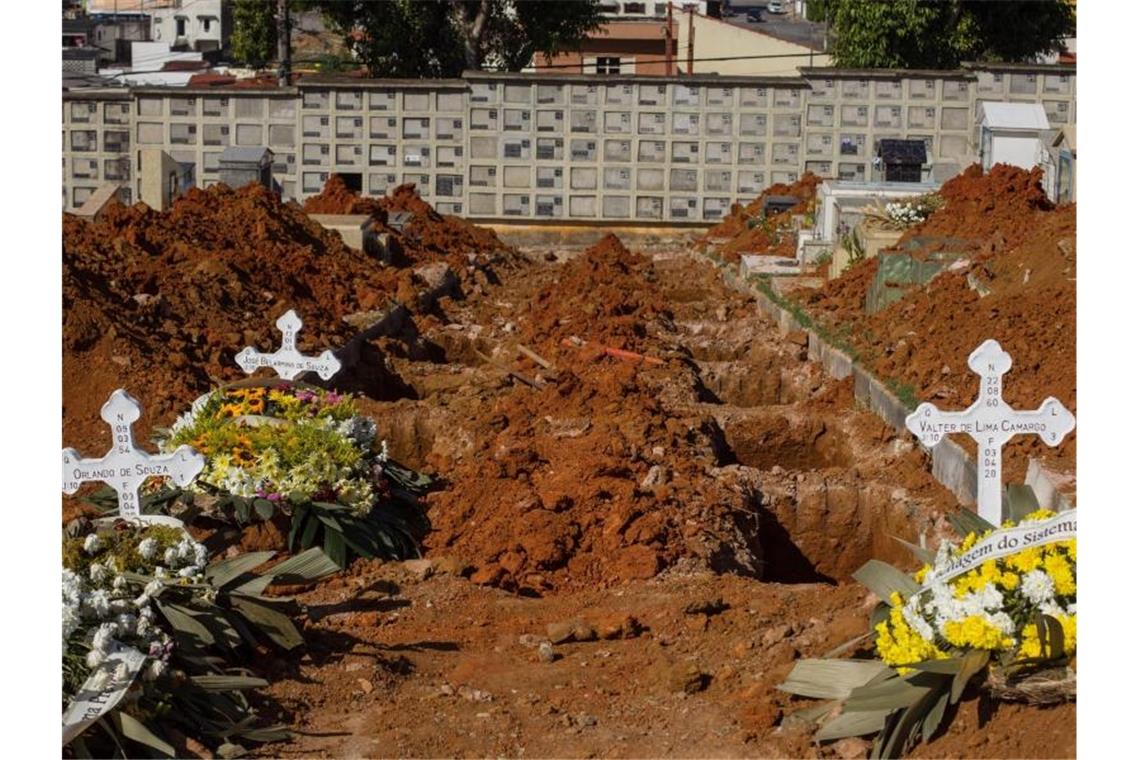 Neue Gruben stehen offen in einem Friedhof in Brasilien. Foto: Warley Kenji/dpa/Archivbild