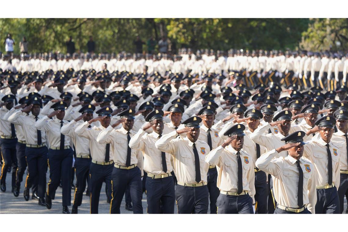 Neue Mitglieder der nationalen Polizei paradieren während ihrer Abschlussfeier.