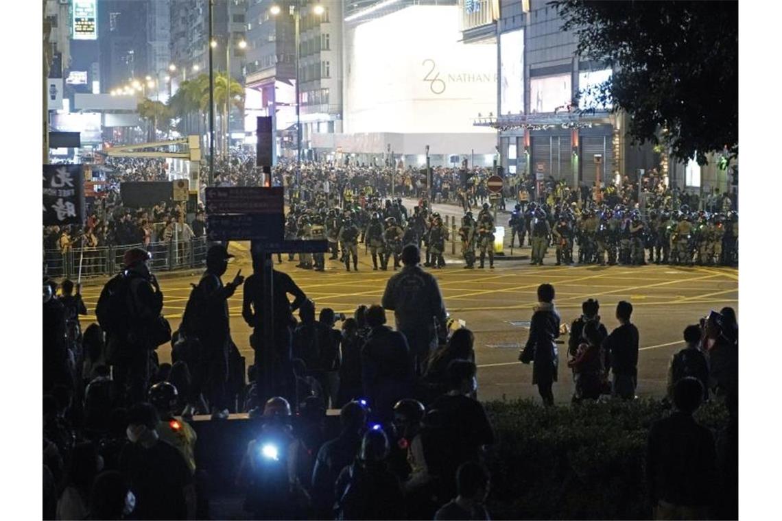 Chaos und Zusammenstöße überschatten Weihnachten in Hongkong Neue Proteste und Zusammenstöße zwischen Demonstranten und Polizei haben den Heiligabend in Hongkong überschattet. Foto: Kin Cheung/AP/dpa