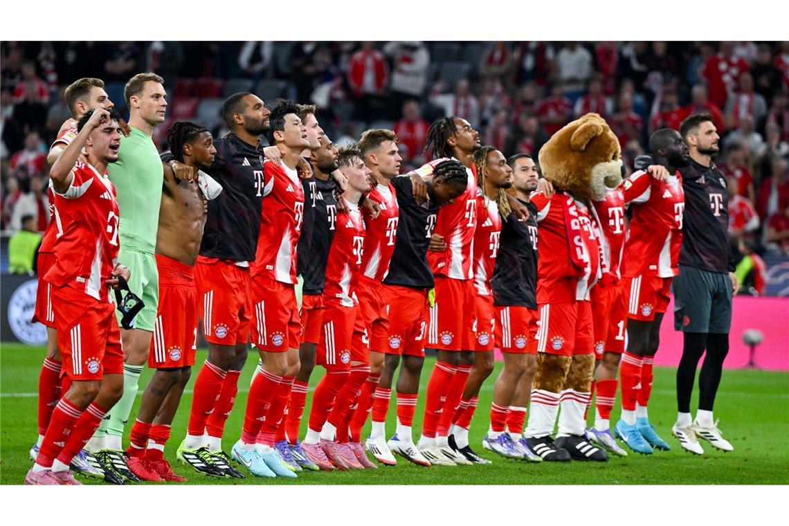 Die Bayern rollen los und feiern mit einem Bosse-Handschlag Neue Saison, gewohntes Bild: Die Bayern-Profis feiern vor ihrer Fankurve.