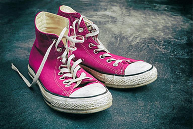 Neue Schuhe gehören zu den Wünschen der Jugendlichen. Symbolfoto: Tim Reckmann / pixelio.de