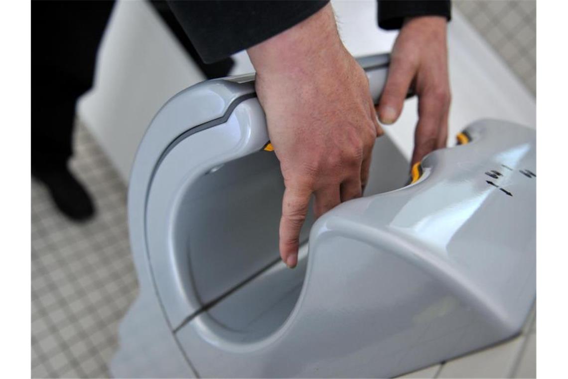 Händetrockner: Hersteller beklagen Corona-Vorgaben Neue Vorgaben zum Arbeitsschutz in Zeiten der Corona-Pandemie sorgen für Kritik bei Herstellern elektrischer Händetrockner. Foto: picture alliance / dpa
