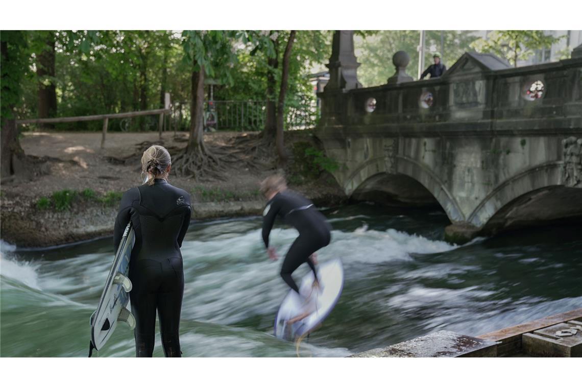 Neue Welle: Junge Surfer sind an der Eisbachwelle im Englischen Garten in München in Aktion.