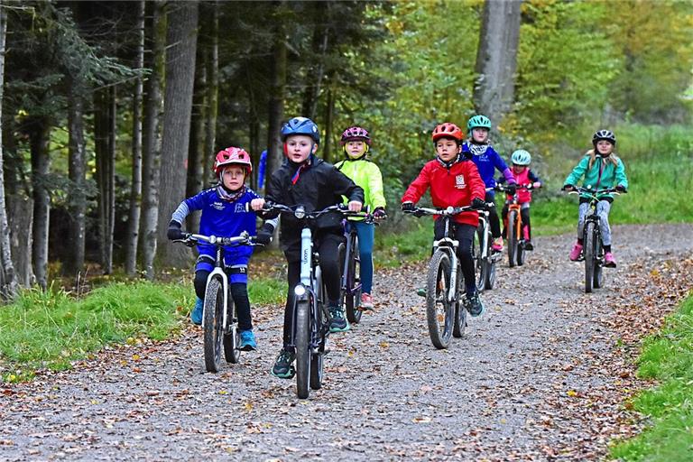 Neueinsteiger Tim fährt vorneweg, der Rest der Trainingsgruppe der Kleinsten beim TC Backnang folgt. Heute absolvieren sie den Kindercrossduathlon. Foto: Tobias Sellmaier
