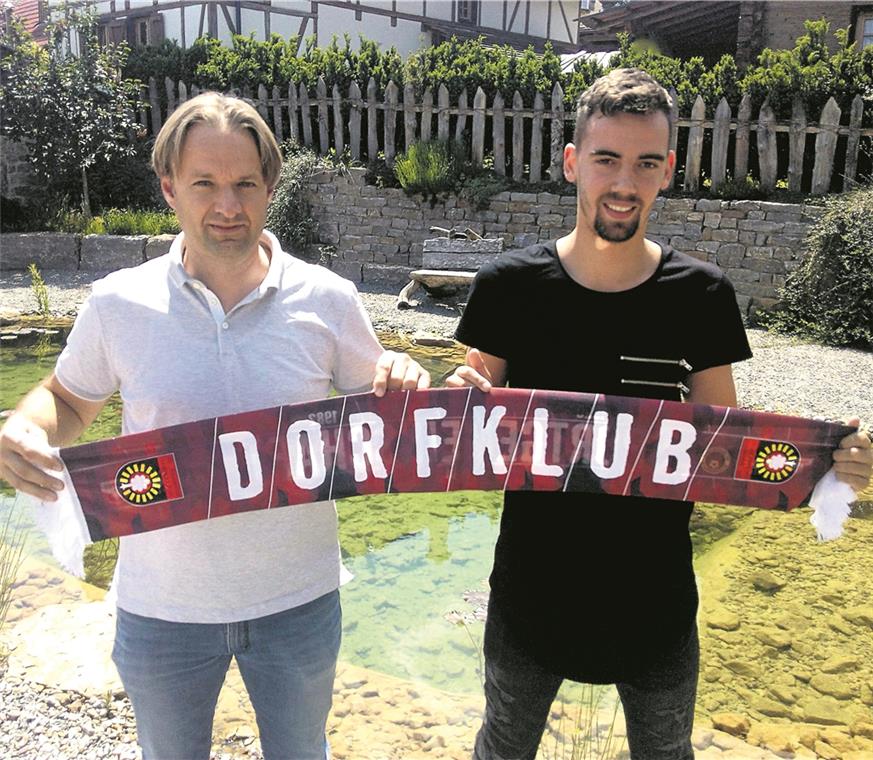 SG Sonnenhof meldet ihren ersten Zugang Neuer Bestandteil des Dorfklubs in der Dritten Liga: Marco Hingerl (rechts), mit dessen Verpflichtung Joannis Koukoutrigas den ersten Zugang für die neue Saison begrüßen kann. Foto: SG Sonnenhof