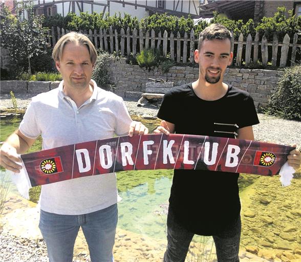Neuer Bestandteil des Dorfklubs in der Dritten Liga: Marco Hingerl (rechts), mit dessen Verpflichtung Joannis Koukoutrigas den ersten Zugang für die neue Saison begrüßen kann. Foto: SG Sonnenhof