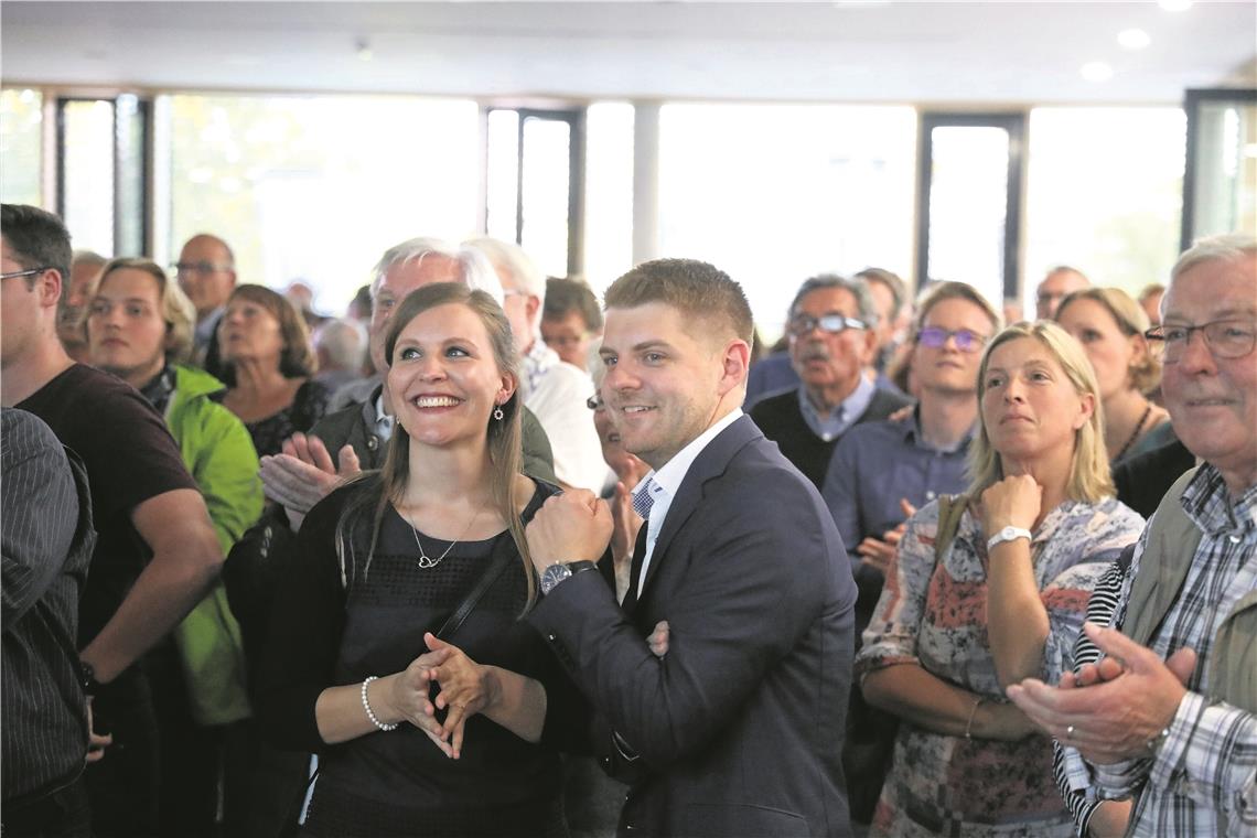 Neuer Bürgermeister in Kernen: Benedikt Paulowitsch, hier mit seiner Verlobten Chantal Wende. Der 31-Jährige hat sich gegen Amtsinhaber Stefan Altenberger durchgesetzt. Foto: B. Büttner