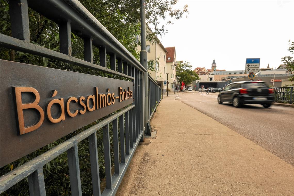 Backnanger Grabenstraße wieder offen, aber wie lange? Neuer Eingang zur Grabenstraße? Wenn die Zufahrt über die Sulzbacher Brücke gesperrt würde, könnten Anlieger über die Bácsalmás-Brücke zu ihren Stellplätzen gelangen.
