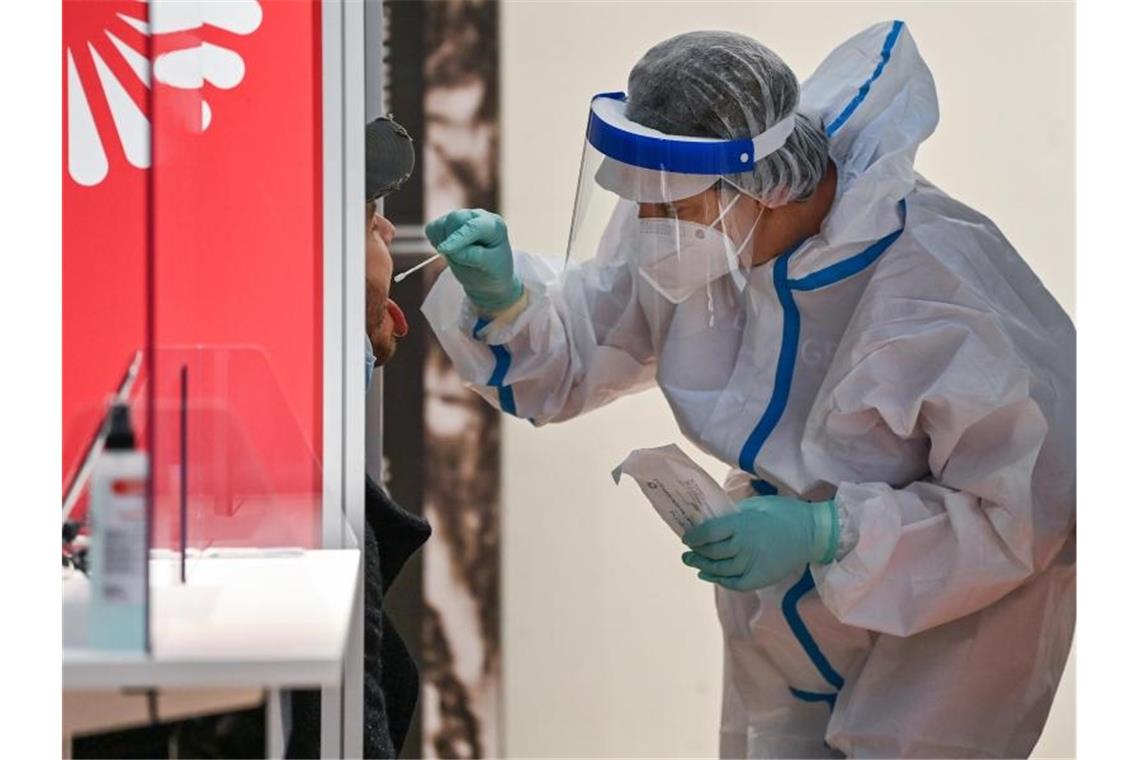 Erstmals mehr als 20.000 Corona-Neuinfektionen an einem Tag Neuer Flughafen, altes Prinzip: Corona-Test am BER. Foto: Patrick Pleul/dpa-Zentralbild/dpa
