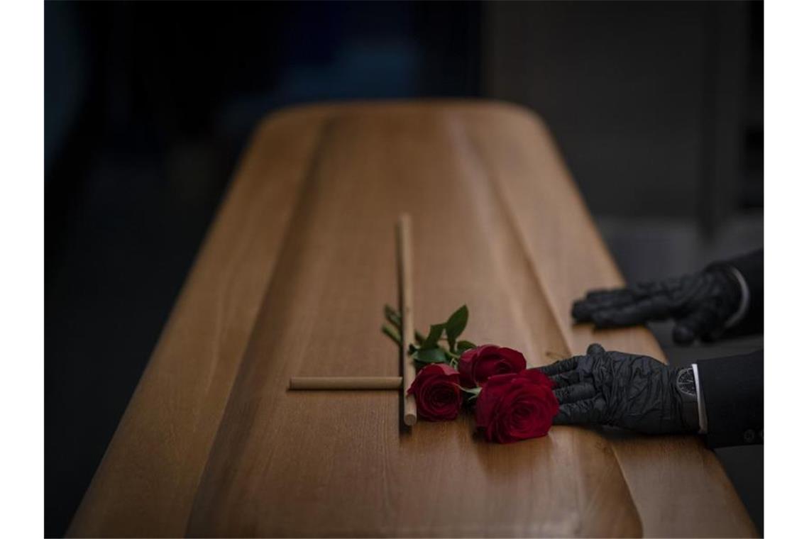 Neuer Höchstwert: 410 Corona-Todesfälle gemeldet Neuer Höchstwert: 410 Corona-Todesfälle sind dem RKI binnen 24 Stunden gemeldet worden. Foto: Emilio Morenatti/AP/dpa
