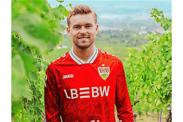 Neuer Look, neuer Sponsor: Maximilian Mittelstädt präsentiert das neue Auswärtstrikot.