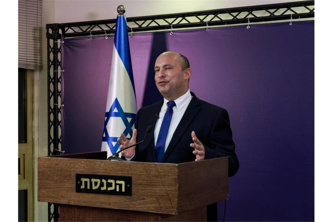 Neuer Ministerpräsident wird zunächst Naftali Bennett von der ultrarechten Jamina-Partei, der früher unter Netanjahu Verteidigungsminister war. Foto: Menahem Kahana/Pool AFP/AP/dpa