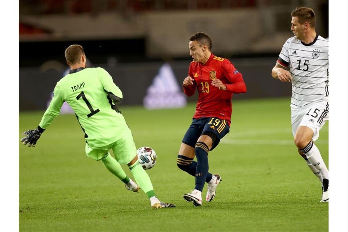 Neuer-Vertreter Kevin Trapp (l) klärt vor Spaniens Rodrigo Moreno. Foto: Christian Charisius/dpa