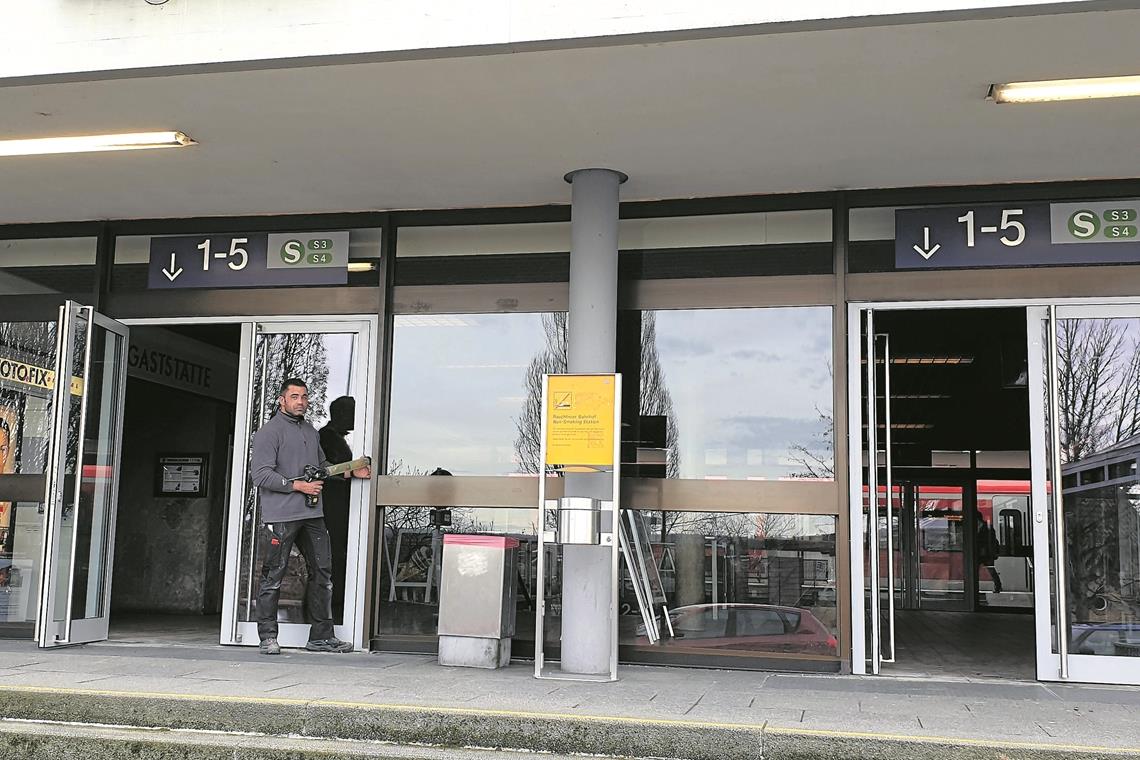 Vier neue Türen im Bahnhof Neues Erscheinungsbild: Hell geht’s jetzt in der Eingangshalle im Bahnhof zu. Adam Wodniok muss nur noch einige Fugen abdichten. Foto: F. Muhl