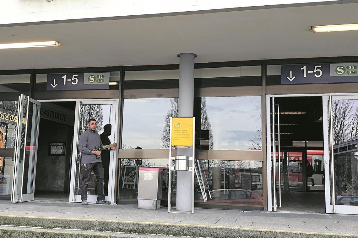 Neues Erscheinungsbild: Hell geht’s jetzt in der Eingangshalle im Bahnhof zu. Adam Wodniok muss nur noch einige Fugen abdichten. Foto: F. Muhl