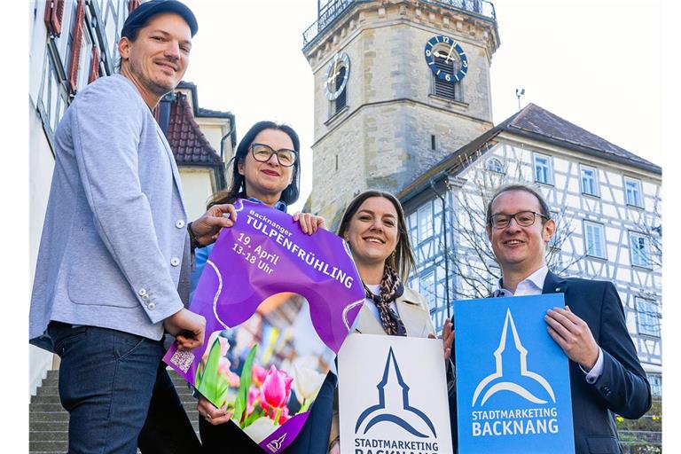 Neues Logo fürs Stadtmarketing, frische Optik für die Plakate: Kulturamtsleiter Johannes Ellrott (von links), die Vereinsvorsitzende Sigrid Göttlich, Geschäftsstellenleiterin Jennifer Studzinski und Oberbürgermeister Maximilian Friedrich. Foto: Alexander Becher