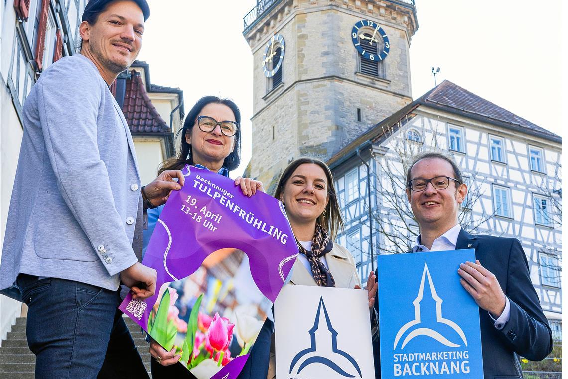 Neues Logo fürs Stadtmarketing, frische Optik für die Plakate: Kulturamtsleiter Johannes Ellrott (von links), die Vereinsvorsitzende Sigrid Göttlich, Geschäftsstellenleiterin Jennifer Studzinski und Oberbürgermeister Maximilian Friedrich. Foto: Alexander Becher