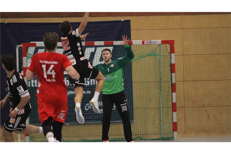 Neuhausens Torhüter Niklas Prauß avancierte mit einer Vielzahl starker Paraden l zum Matchwinner beim knappen Erfolg der Maddogs gegen den HC Erlangen II. 