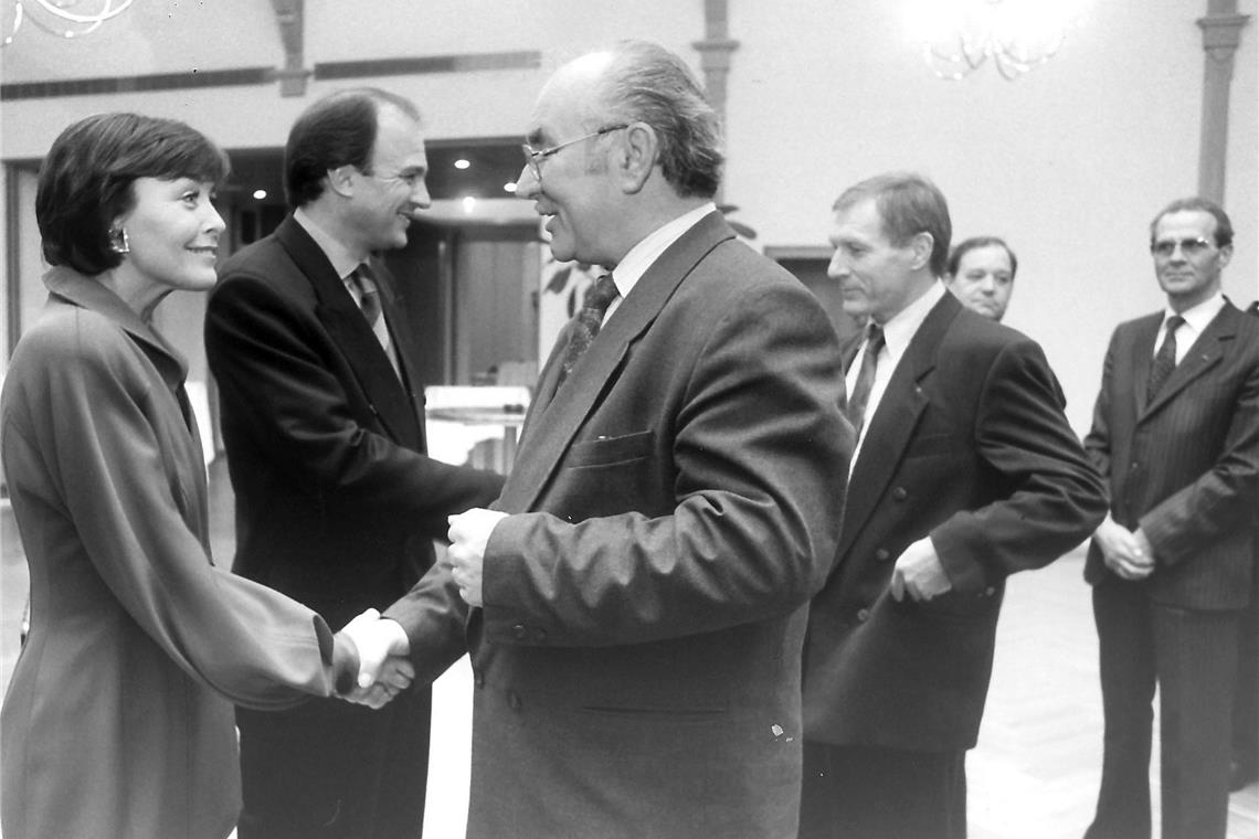 Jurist, OB, Manager und Gatte Neujahrsempfang 1993: Eine Stunde lang nehmen Hannes Rieckhoff und Thekla Carola Wied das Defilee der 1300 Gäste ab und schütteln geduldig Hände. Archivfoto