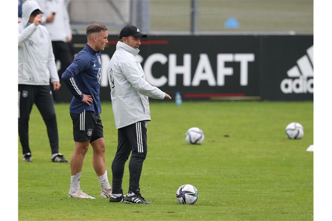 Vorbild Italien: Neuers forsche Töne zum Flick-Start Neuling David Raum (l) beim ersten Training unter dem neuen Bundestrainer Hans Flick. Foto: Tom Weller/dpa