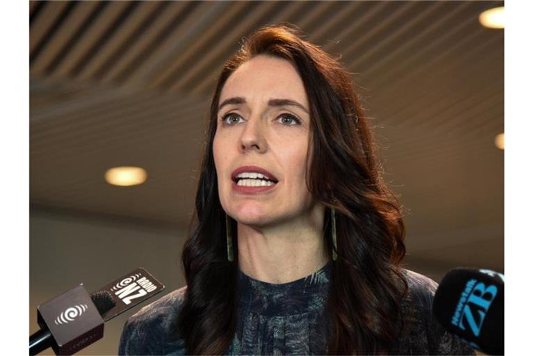 Neuseelands Regierungschefin Jacinda Ardern will im Kampf gegen die Pandemie den Kurs ändern. Foto: Ben Mckay/AAP/dpa