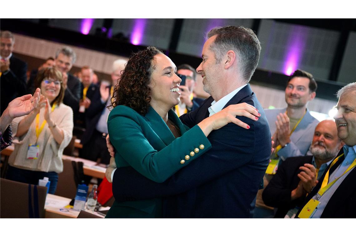 Bilder des Tages Neustart bei der FDP: Dürr gratuliert Büttner zur Wahl als Generalsekretärin