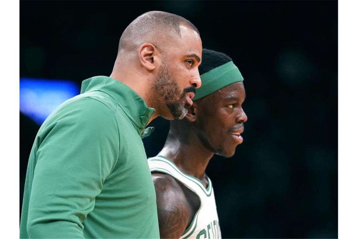 Schröder und das Projekt Eigenwerbung bei den Celtics Neustart mit Trainer Ime Udoka (l) und den Boston Celtics für Dennis Schröder. Foto: Charles Krupa/AP/dpa