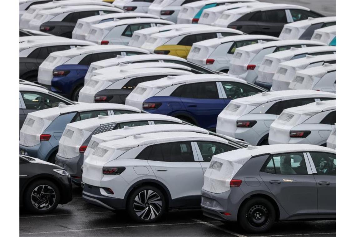 Neuwagen auf einem Parkplatz am Zwickauer Volkswagen-Werk. Foto: Jan Woitas/dpa-Zentralbild/dpa