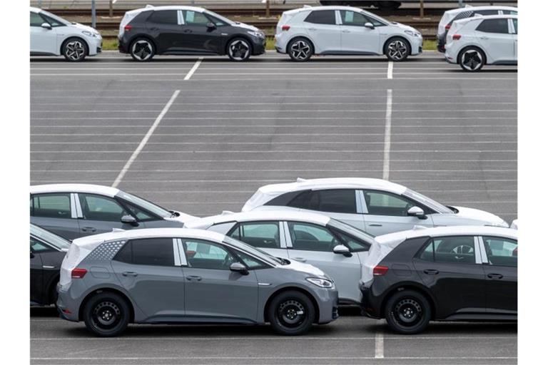 Neuwagen des neuen elektrischen ID.3 von Volkswagen auf einem Werksparkplatz im Volkswagen Werk Zwickau. Foto: Hendrik Schmidt/dpa-Zentralbild/dpa