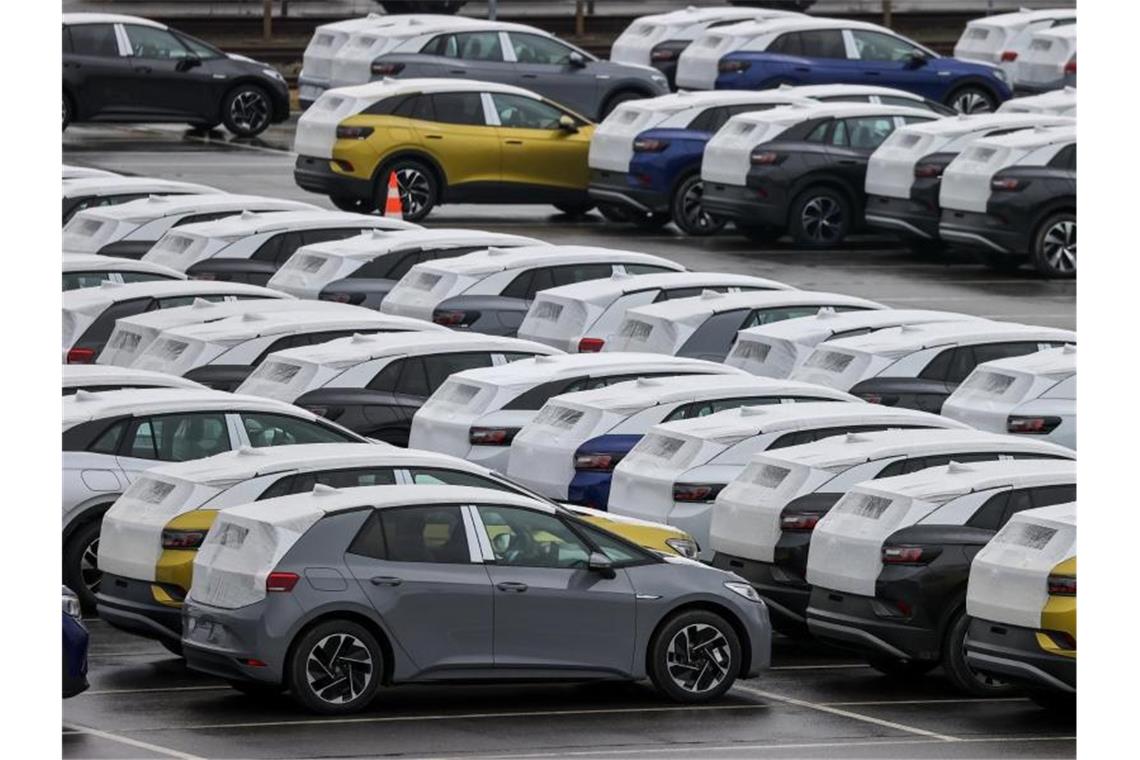 Neuwagen des Typs ID.3 und ID.4 stehen auf einem Parkplatz im Zwickauer Volkswagen-Werk. Foto: Jan Woitas/dpa-Zentralbild/dpa