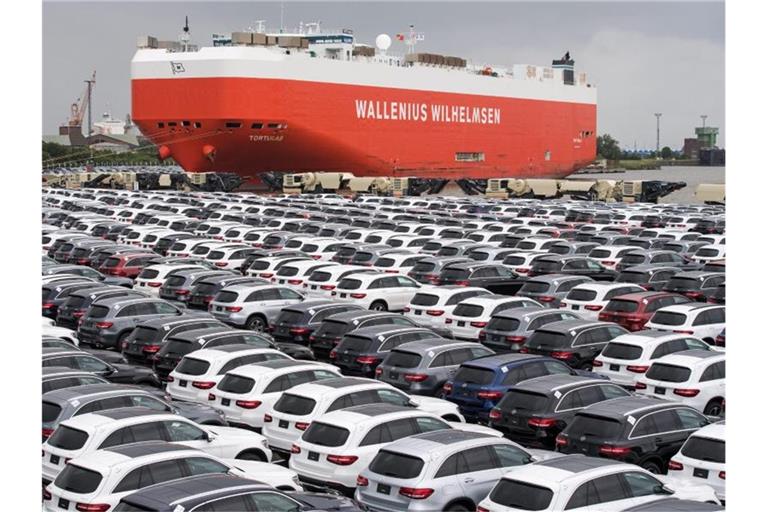 Neuwagen für den Export in die USA stehen auf dem Autoterminal der BLG Logistics Group in Bremerhaven. Foto: Ingo Wagner