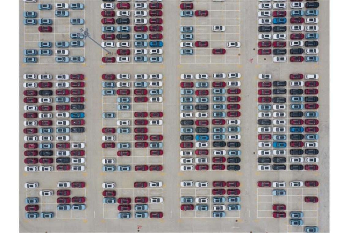 Studie: Globale Autoindustrie schon über dem Vorkrisenniveau Neuwagen stehen am Standort eines Autoherstellers in der chinesischen Provinz Fujian. Foto: Song Weiwei/XinHua/dpa/Symbolbild