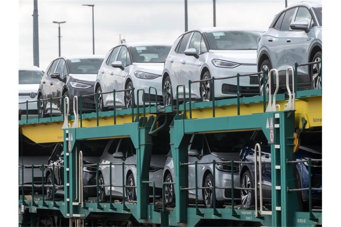 Chipmangel bremst deutschen Automarkt und Rabatte Neuwagen stehen verladen auf Zügen in Zwickau. (Archivbild). Foto: Hendrik Schmidt/dpa-Zentralbild/dpa