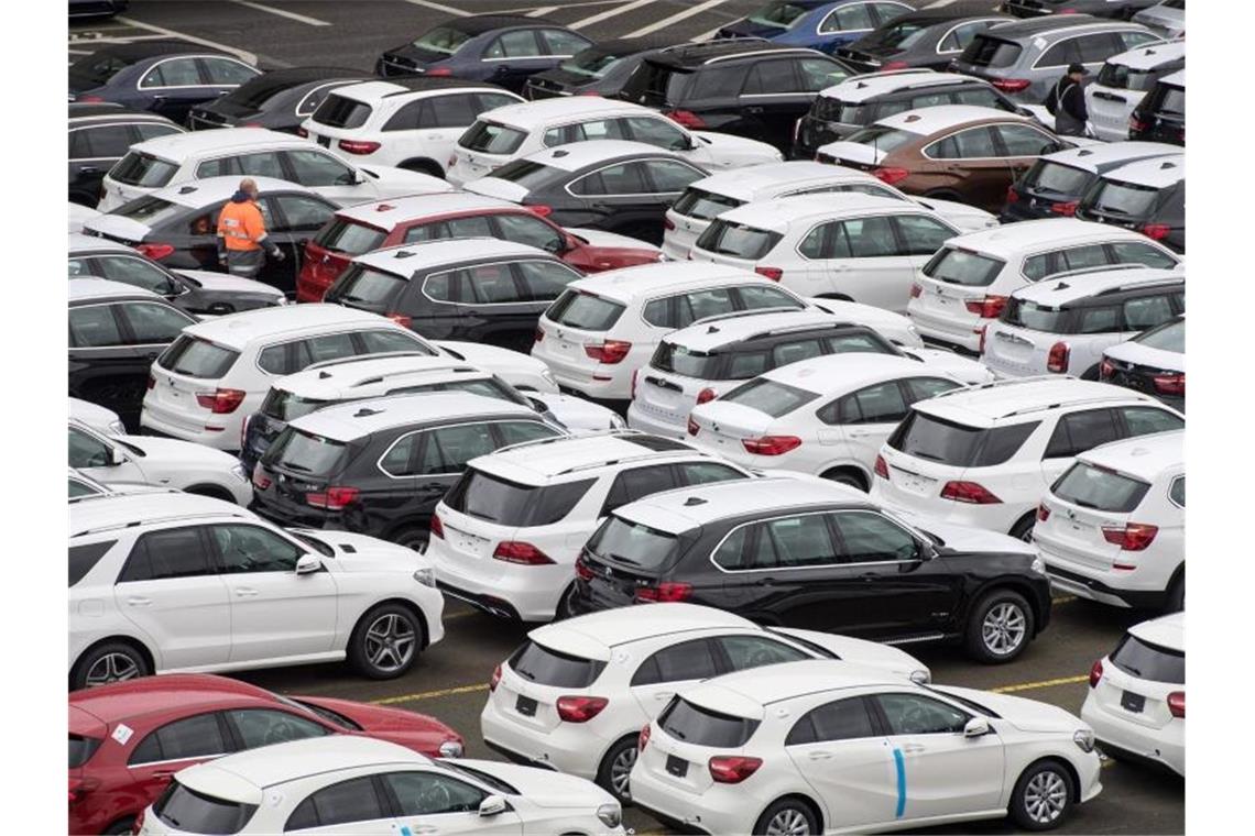 Zahl der Auto-Neuzulassungen wächst erstmals seit Juni Neuwagen von Mercedes-Benz und BMW stehen auf dem Autoterminal der BLG Logistics Group. Foto: Ingo Wagner/dpa