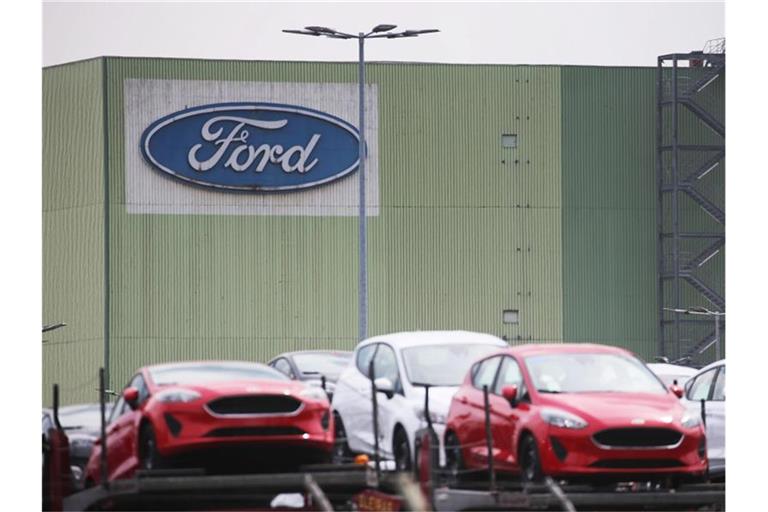 Neuwagen vor dem Ford-Werk in Köln. Foto: Oliver Berg/dpa