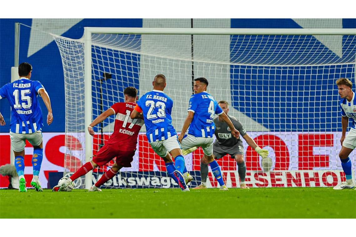 Neuzugang Dženan Pejčinović trifft bei seinem VfB‑Debüt. Der Stürmer sieht sich gleich vier Gegenspielern konfrontiert, von denen zwei aber gar nicht erst in den Zweikampf gehen. Durch die anderen beiden mogelt sich der Goalgetter im Dribbling durch, ehe der satte Linksschuss aus 14 Metern im rechten Eck zappelt.