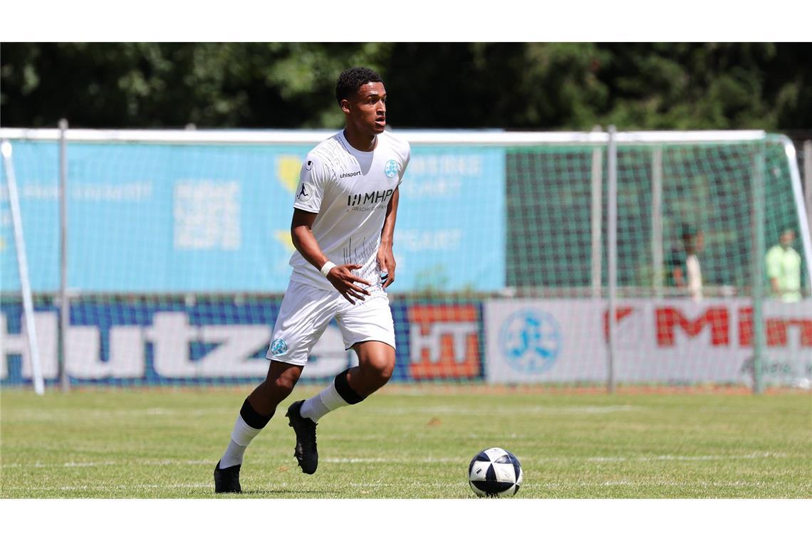 Kantersieg zum Testspielauftakt gegen VfR Mannheim Neuzugang Jacob Danquah spielte neben Milan Petrovic in der Innenverteidigung.