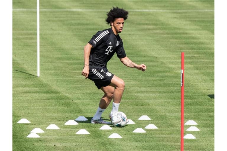 Neuzugang Leroy Sané spielt während einer Trainingseinheit den Ball. Foto: Matthias Balk/dpa