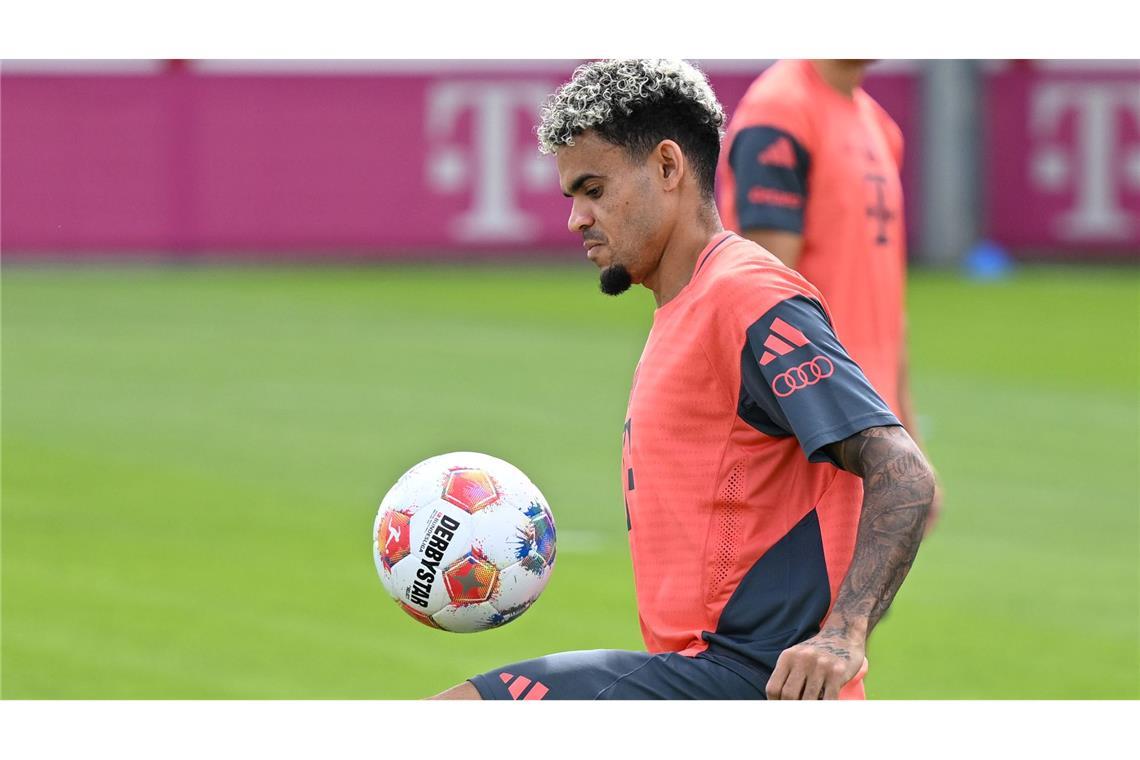 Bilder des Tages Neuzugang Luis Díaz zeigt Ballkünste beim Bayern-Trainingsauftakt