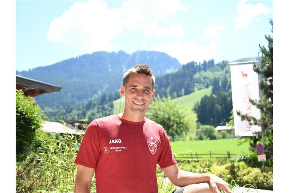 Neuzugang Philipp Klement vom VfB Stuttgart steht vor dem Mannschaftshotel in Kitzbühel. Foto: Maximilian Haupt