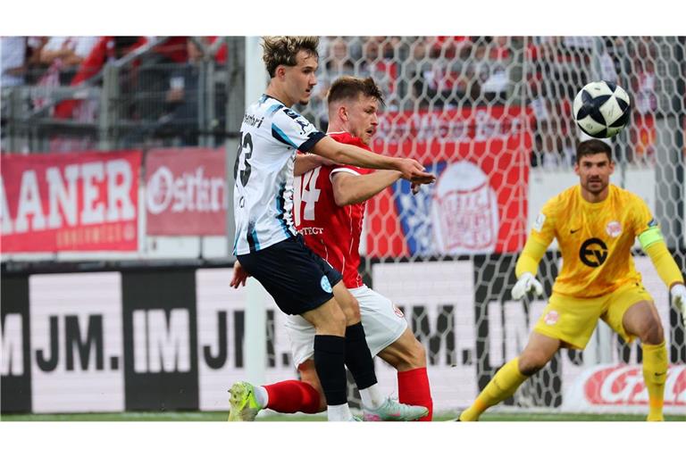 Nevio Schembri (li.) fehlt den Kickers mindestens drei bis vier Wochen.          


Archivfoto: Pressefoto Baumann/Alexander Kep