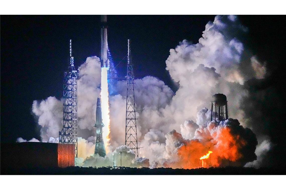 Jeff Bezos' neue Rakete schafft es schon im Erstflug ins All "New Glenn" kann 45 metrische Tonnen Nutzlast mitnehmen, etwa Satelliten.