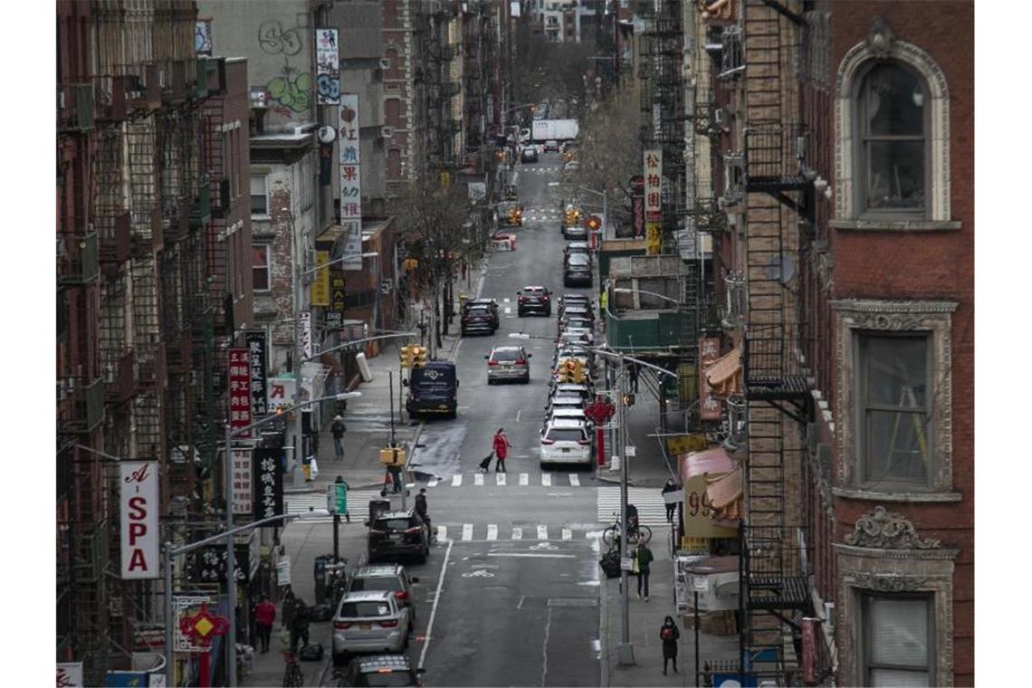 New York wird US-Zentrum in Corona-Krise New York ist mit offiziell knapp neun Millionen Einwohnern die größte Stadt der Vereinigten Staaten von Amerika und eines der globalen wirtschaftlichen und kulturellen Zentren. Foto: Wong Maye-E/AP/dpa