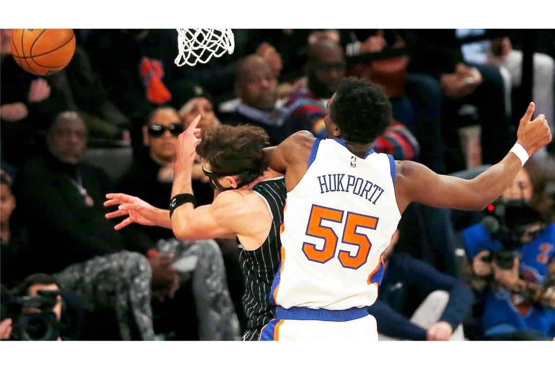 New York Knicks Center Ariel Hukporti (r) foult Orlando Magic Forward Franz Wagner unter dem Korb.