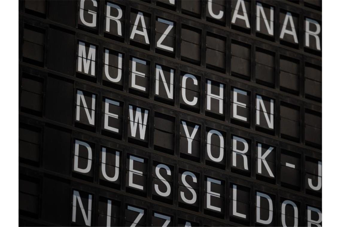 „New York“ wird auf dem Flughafen Frankfurt auf einer Anzeigetafel angezeigt. Foto: Sebastian Gollnow/dpa
