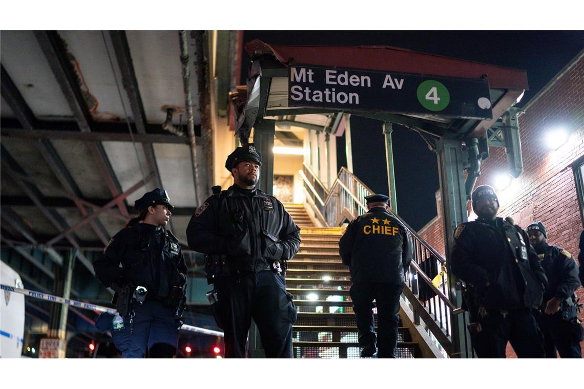 New Yorker Polizisten stehen nach Schüssen in der U-Bahn-Station Mount Eden Avenue im New Yorker Stadtbezirk Bronx Wache.