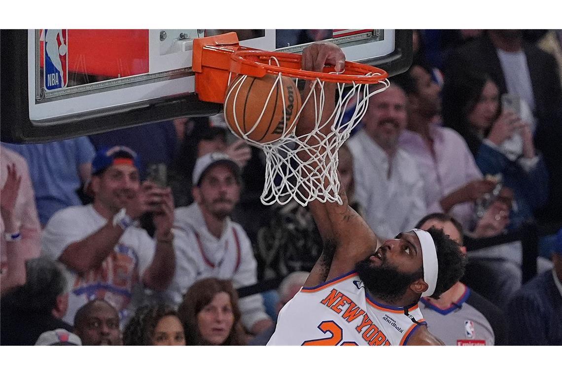 New Yorks Center Mitchell Robinson bewies seine Stärke als Abräumer unter den Körben.